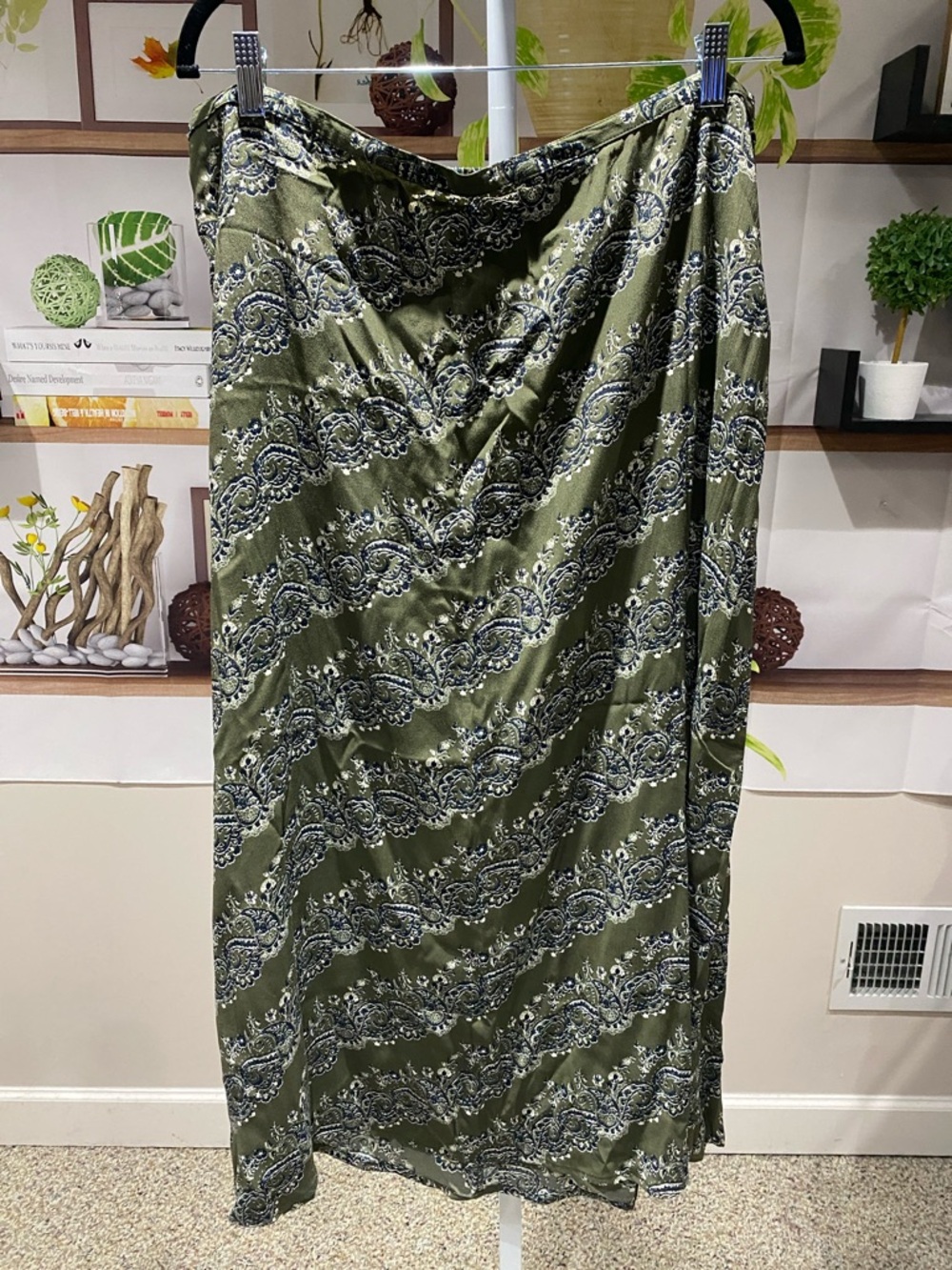 Hillard & Hanson Olive Green Paisley Print Maxi Skirt 2 X. Waist is 20 length 36